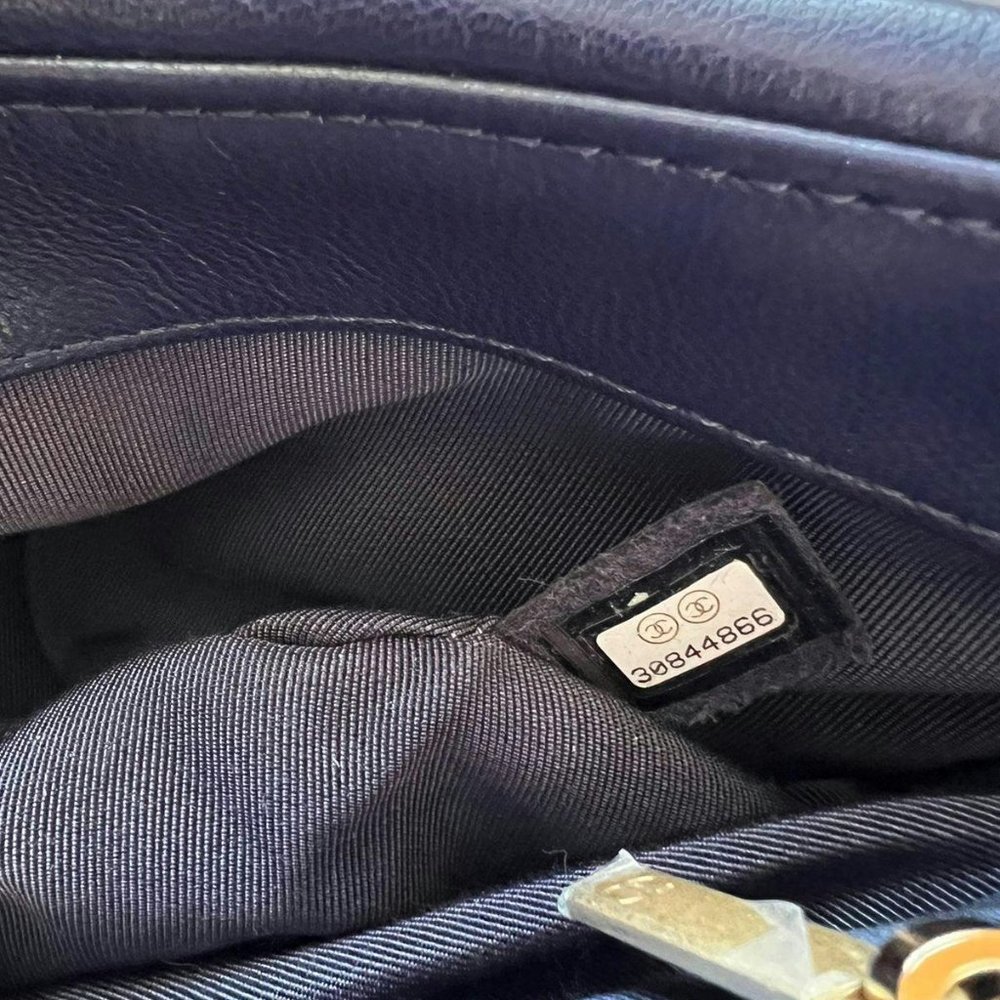 Chanel 19 small lambskin bag - Picture 4 of 8